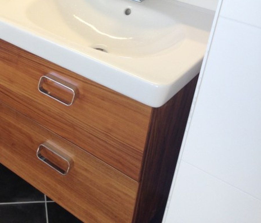 Baderomsinnredning med dobbeltvask etter renovering