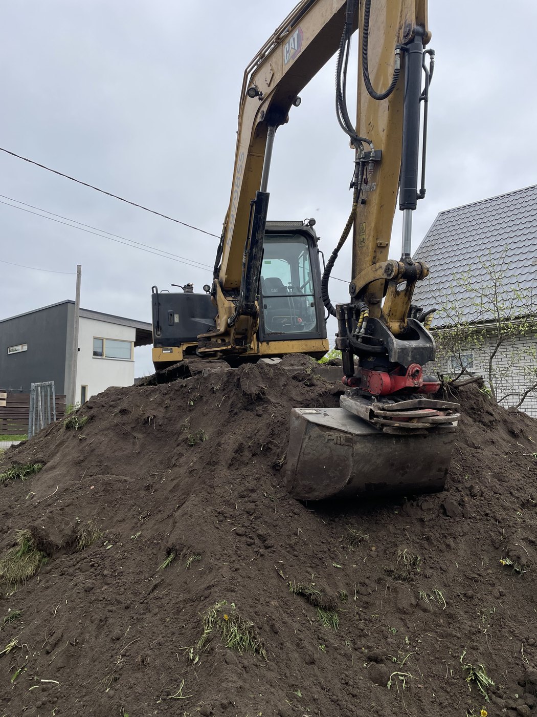 Nærbilde av gravemaskinens skuff under masseflytting